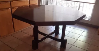 Solid Imbuia Extendable Dining Table – Timeless Craftsmanship