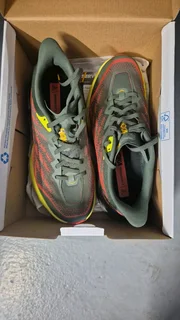 Men&#39;s HOKA Running Shoes ( Speedgoat 5)