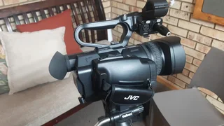 JVC GY-HM250E 4KCAM COMPACT HANDHELD CAMCORDER
