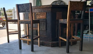 Sleeper wood bar with 4 bar stools