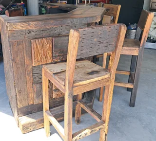 Sleeper wood bar with 4 bar stools