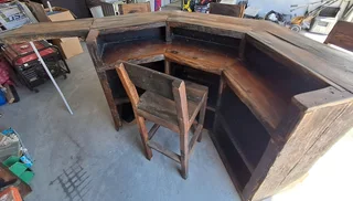 Sleeper wood bar with 4 bar stools