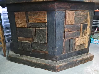 Sleeper wood bar with 4 bar stools