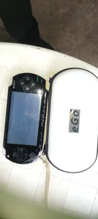 2 * PSP&#39;s&#43;Covers/1*FOR SPARES/13*Games/Charger