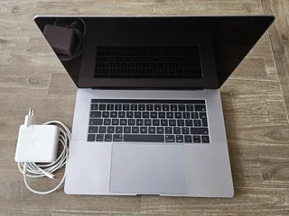 MacBook Pro 15” (2017) – i7 / 16GB RAM / 500GB SSD