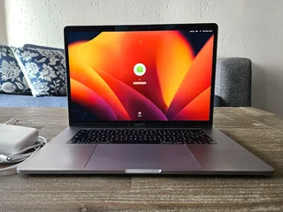 MacBook Pro 15” (2017) – i7 / 16GB RAM / 500GB SSD