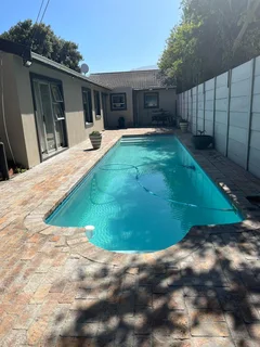 Holiday House with Large Pool in Southern Suburbs, Cape Town