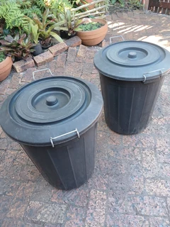 refuse bins with lids 70-litre with lids