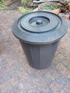refuse bins with lids 70-litre with lids