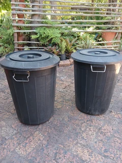 refuse bins with lids 70-litre with lids