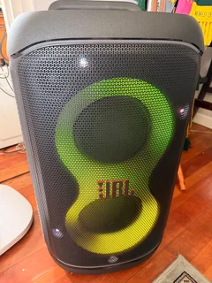 JBL Partybox 520, proof of purchase + warranty. A beast at 400W RMS!