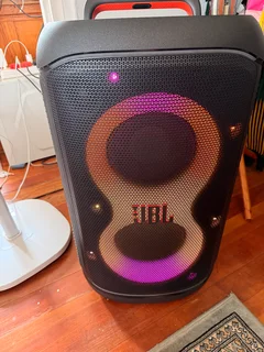 JBL Partybox 520, proof of purchase + warranty. A beast at 400W RMS!