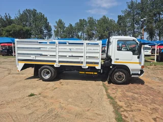 2014 UD40 CATTLE &amp; SHEEP TRUCK