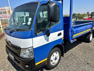 2007 Dyna 7-105 4 Ton Truck