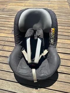Maxi cosy car seat with isofix base