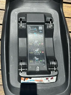 Maxi cosy car seat with isofix base