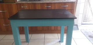 Cute table and 2 chairs