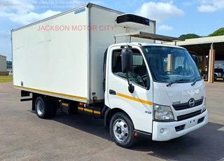 2017 - HINO 300_815 (AUTO) WITH REFRIGERATED BOX BODY AND CARRIER XARIOS 200 COOLING UNIT