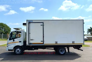 2017 - HINO 300_815 (AUTO) WITH REFRIGERATED BOX BODY AND CARRIER XARIOS 200 COOLING UNIT