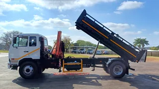 2013 - NISSAN DIESEL UD80 WITH DROPSIDE TIPPER BODY AND FASSI F65 CRANE