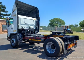 2014 - HINO 500_1726 (4X2) TRUCK TRACTOR WITH AERO KIT