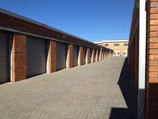 VEHICLE/FURNITURE/STOCK STORAGE UNITS TO LET CLOSE TO GQ'S AIRPORT SHORT TO LONG TERM BASIS