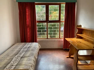 Kamer /  room  to let Brooklyn in privaat huis stap na Tuks