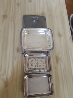 Entree   serving   dish