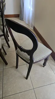 Classic Solid-Wood Dining Chair – Elegant Dark Finish