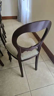 Classic Solid-Wood Dining Chair – Elegant Dark Finish