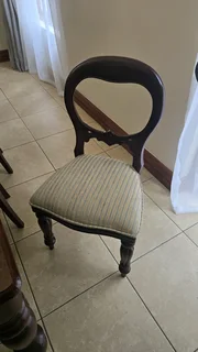 Classic Solid-Wood Dining Chair – Elegant Dark Finish