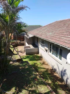 3 bedroom House for rent in Umbilo. Shared property with 2 other outbuildings .