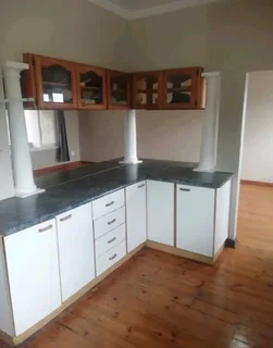3 bedroom House for rent in Umbilo. Shared property with 2 other outbuildings .