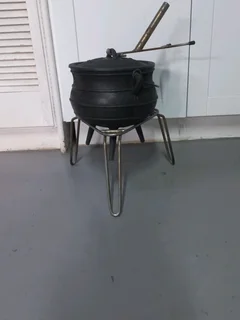 No 3 Potjie with collapsible stand and lid holder