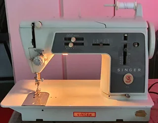 Singer Sewing Machine 611G with Cover.