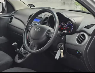 reb r2016 Hyundai i10 Hatchback  - Very Low Kilometres!!!!: 64 000 kms  - PH 0714406829  Lady owner