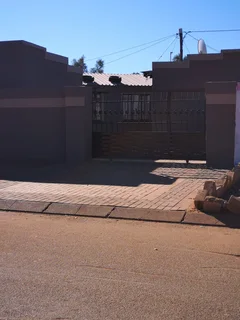 SLOVOVILLE-HOUSE:1 BEDROOM,1 BATHROOM, OPEN PLAN KITCHEN &amp; LOUNGE DINING ROOM