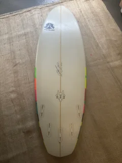 Surfboard 5’10” Alessandro Pierre “Diamond Fox” &amp; FCS II Fins (Great condition)