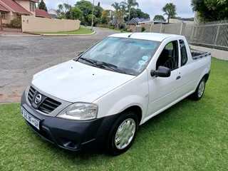 Nissan np200