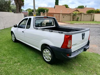 Nissan np200