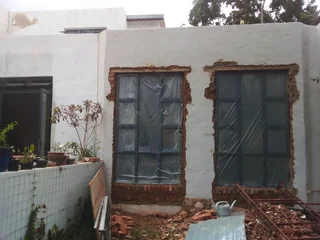 I do bricklaying,plastering,tiling,painting,paving