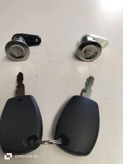 Nissan np200 doorlocks set R499