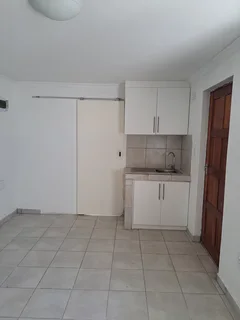 Bachelor's Unit Separate Entrance Available Kraaifontein