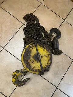 Block and tackle pulley heavy duty.
