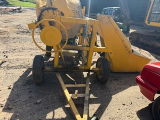 Concrete mixer with hydraulic lift for sale
