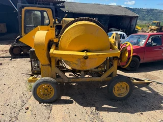 Concrete mixer with hydraulic lift for sale
