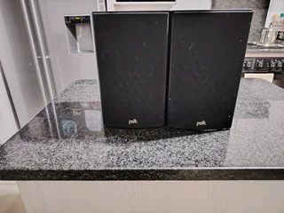Polk Audio T15 bookshelf speakers