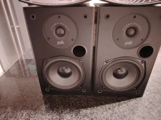 Polk Audio T15 bookshelf speakers