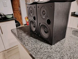 Polk Audio T15 bookshelf speakers