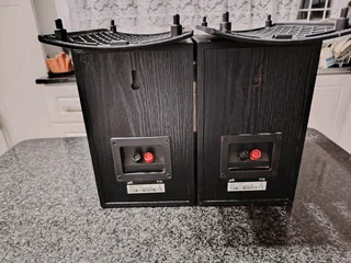 Polk Audio T15 bookshelf speakers